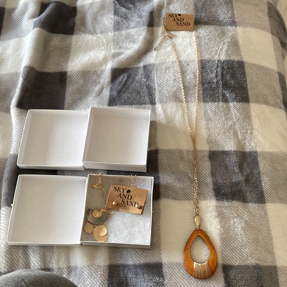 2 necklaces and one set of earrings sky and sand - Picture 2 of 3